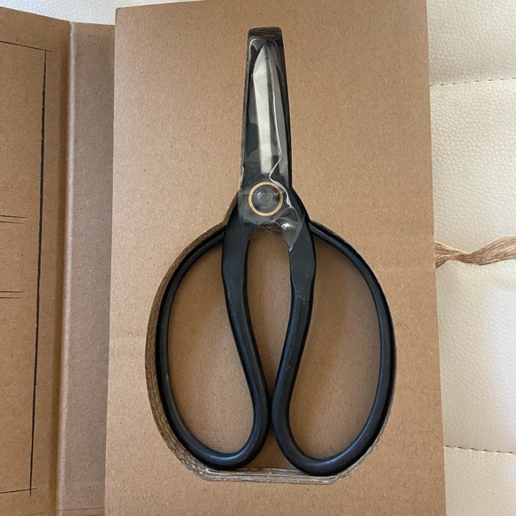 Santa Barbara Design Studio garden scissors book box - Picture 4 of 6